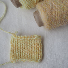 画像をギャラリービューアに読み込む, バーバパパ星の子（3.ヒヨコ）1P×ブランケット〈好日〉1Pを棒針JP10号で編んでいます。
